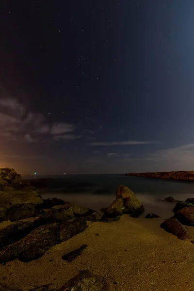 Kayalar ile gece çekimi — Stok fotoğraf