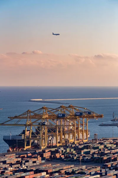 Veel werken in de haven van Barcelona — Stockfoto