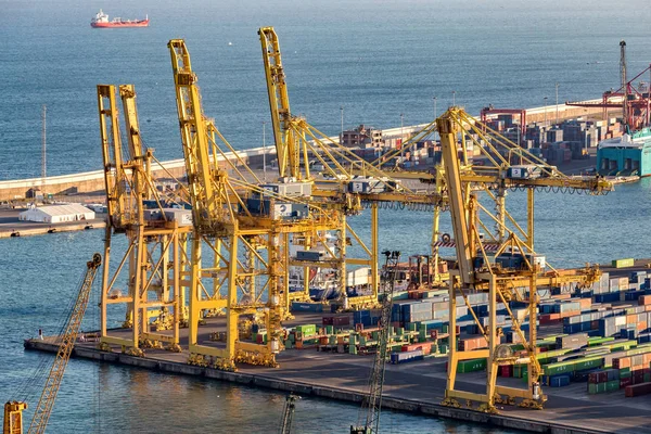 Landschap vanuit de haven van de stad Barcelona in Spanje — Stockfoto