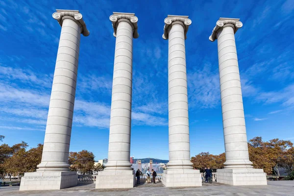 Catalán simboliza cuatro fuertes columnas en la colina monjuic — Foto de Stock