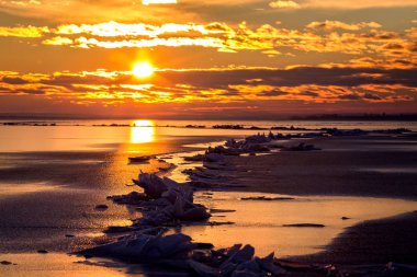 Kış günbatımı Macaristan Balaton Gölü üzerinde