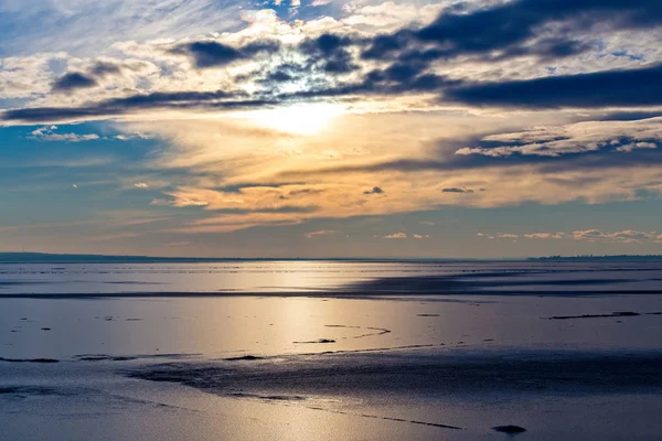 Pôr do sol de inverno sobre o lago Balaton da Hungria — Fotografia de Stock
