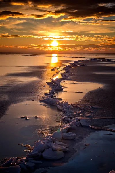 Coucher de soleil d'hiver sur le lac Balaton de Hongrie — Photo