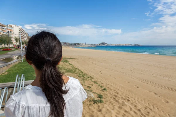 Lány a strandon üres Spanyolországban: autumntime — Stock Fotó