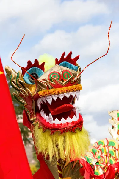 Deltager drage af den kinesiske nytår parade i Barcelona - Stock-foto