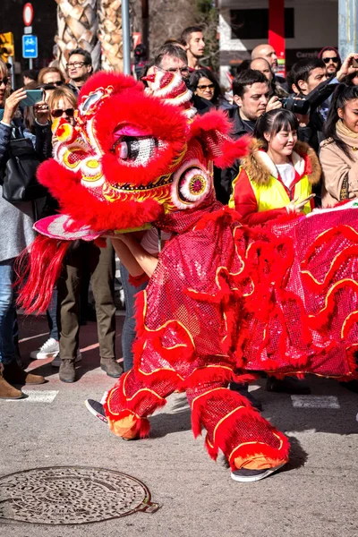 バルセロナの中国の新年パレードの参加者のドラゴン — ストック写真