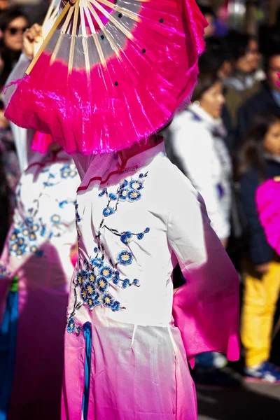Résztvevő gyermekek, a kínai újév parádé Barcelona — Stock Fotó