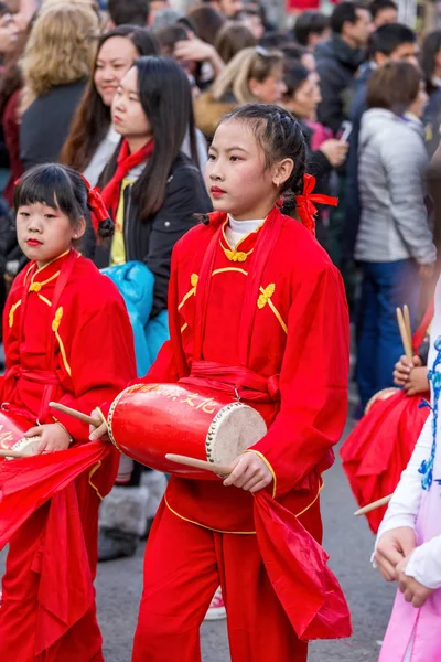 Participantes niños del desfile chino de año nuevo en Barcelona — Foto de Stock