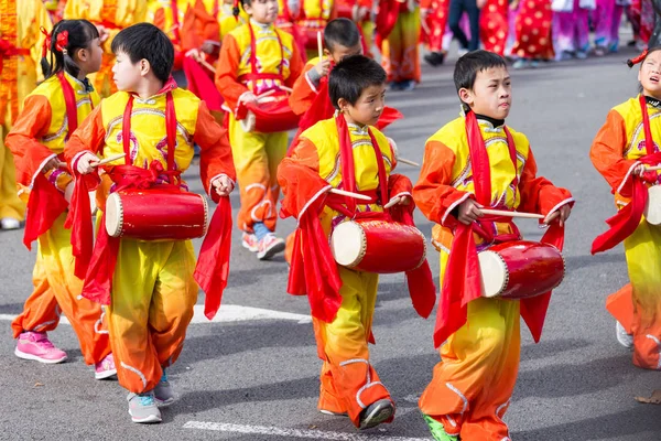 Participantes niños del desfile chino de año nuevo en Barcelona —  Fotos de Stock