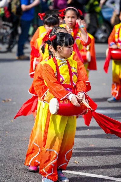 Participantes niños del desfile chino de año nuevo en Barcelona —  Fotos de Stock