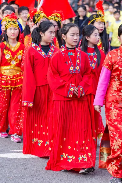 Participantes niños del desfile chino de año nuevo en Barcelona — Foto de Stock