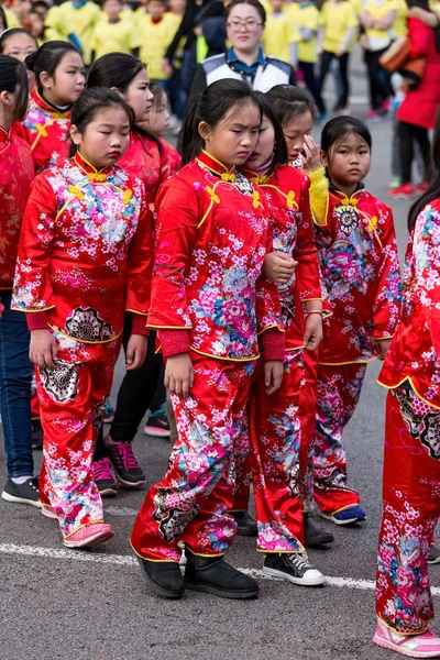 Participantes niños del desfile chino de año nuevo en Barcelona —  Fotos de Stock