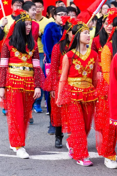 Deltagere børn af den kinesiske nytårsparade i Barcelona - Stock-foto