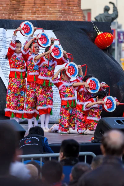 Participantes niños del desfile chino de año nuevo en Barcelona — Foto de Stock