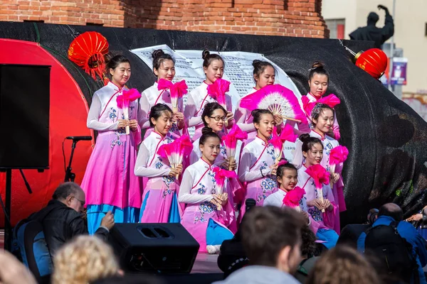 Participants enfants de la parade du Nouvel An chinois à Barcelone — Photo