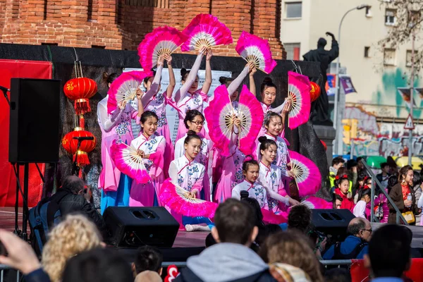 Діти Учасники параду китайського нового року в Барселоні — стокове фото