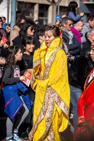 Participantes del desfile chino de año nuevo en Barcelona — Foto de Stock