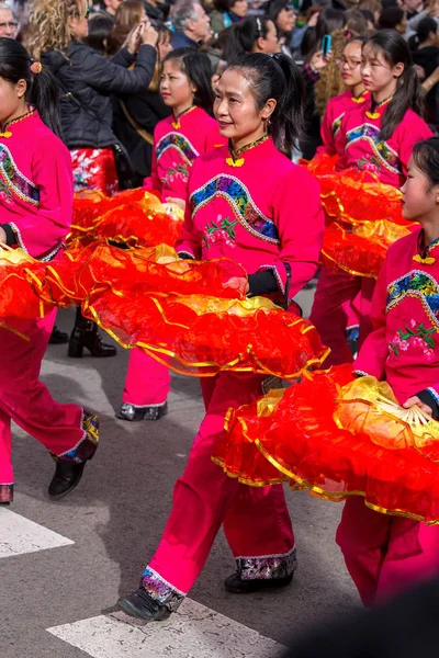 Participants of the Chinese new year parade in Barcelona — Stock Photo, Image