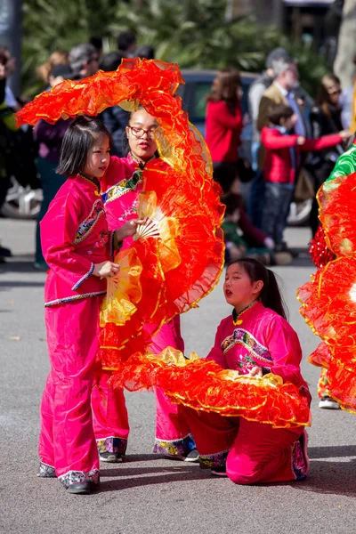 Deltagere børn af den kinesiske nytårsparade i Barcelona - Stock-foto