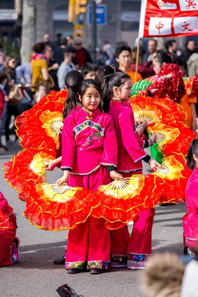 Deltagere børn af den kinesiske nytårsparade i Barcelona - Stock-foto