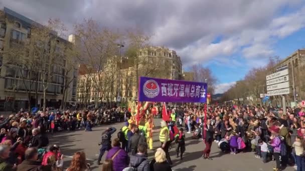 Uczestnika Smok chiński nowy rok parady w Barcelona — Wideo stockowe