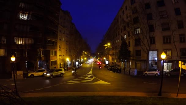 Malam tiLapse (selang waktu, selang waktu) lalu lintas kota di Barcelona, Spanyol, 31 Januari 2017 — Stok Video
