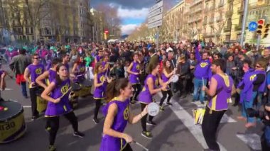 Çin yeni yılı geçit Barcelona'da katılımcı ejderha