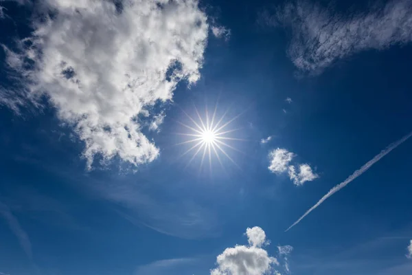 Himlen på en solig dag — Stockfoto