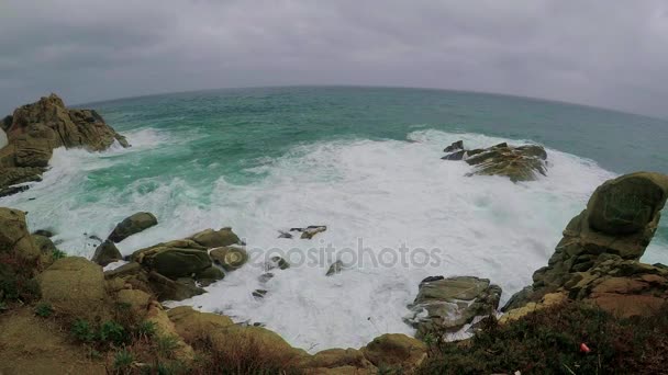 Ondas grandes no litoral da Espanha, cidade pequena Palamos, câmera lenta — Vídeo de Stock