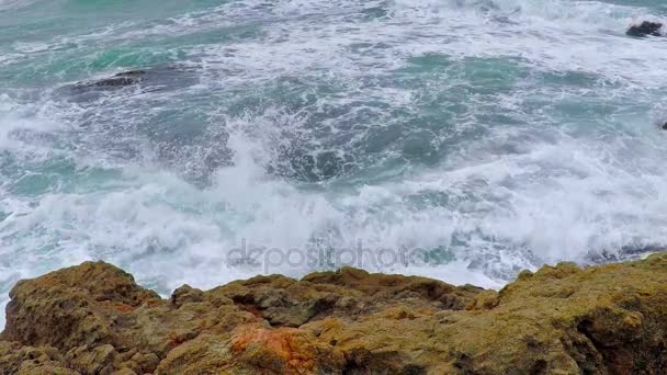 Stora vågor på kusten i Spanien, liten stad Palamos, Slowmotion — Stockvideo