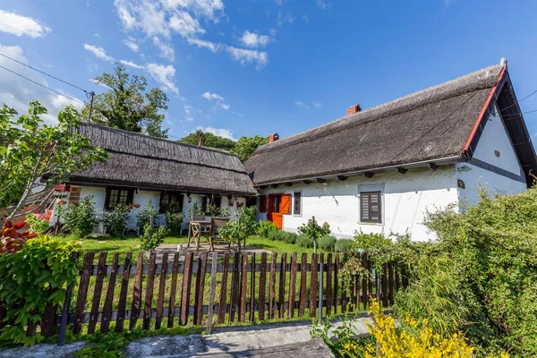 Typische Häuser im Dorf szigliget aus Ungarn — Stockfoto