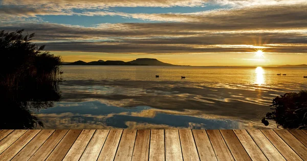 Zonsopgang boven het meer — Stockfoto