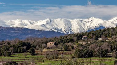 Küçük bir kasaba Olot, İspanya İspanya ilkbaharda manzara