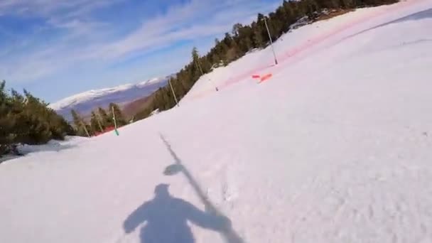 Skiën op de berg van de Pyreneeën in Spanje, Masella — Stockvideo