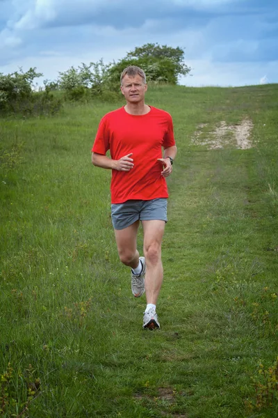 Yarışmaya hazırlanırken genç koşucu — Stok fotoğraf