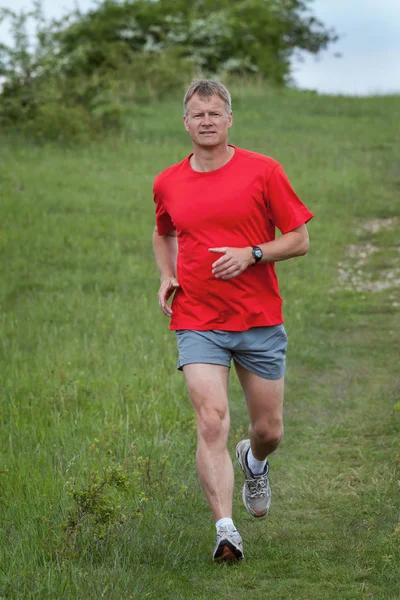 Yarışmaya hazırlanırken genç koşucu — Stok fotoğraf