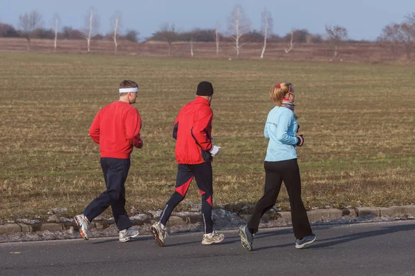 Bir yarışma için eğitim sırasında üç tane koşucu — Stok fotoğraf