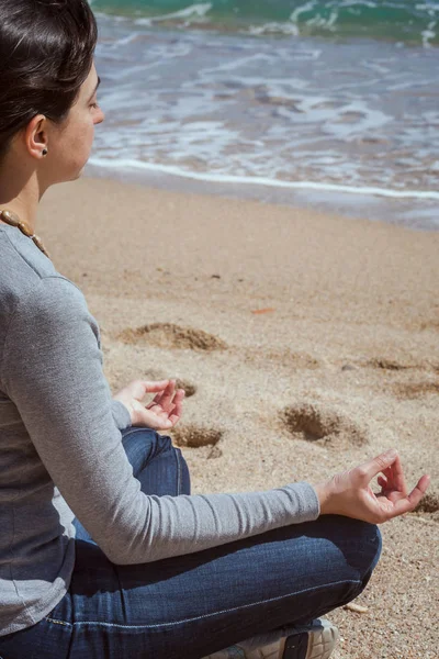 Detalle corporal de una hermosa chica en una meditación en la playa —  Fotos de Stock