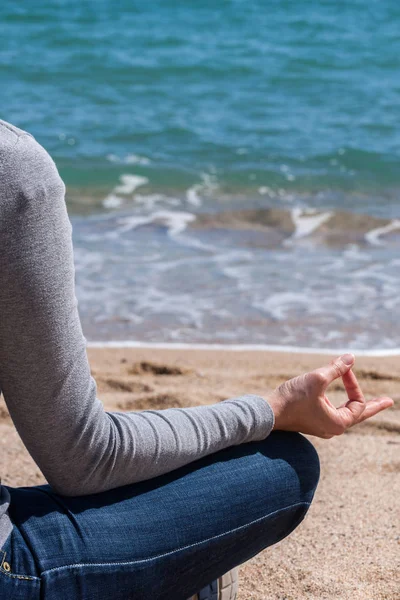 Body detail of a beautiful girl in a meditation on the beach — Stock Photo, Image