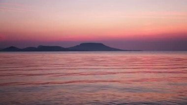 Macaristan Balaton Gölü üzerinde güzel gündoğumu
