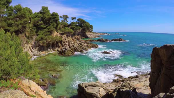 Detalle de la costa española en verano (Cataluña, Costa Brava), 4k — Vídeo de stock