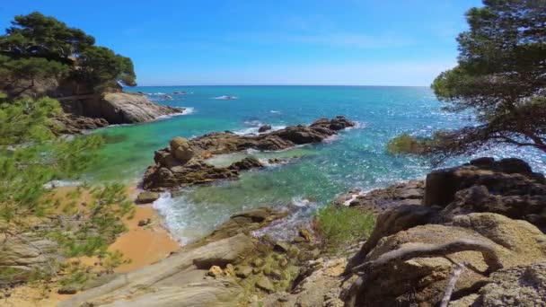 Detail van de Spaanse kust in de zomer (Catalonië, Costa Brava), 4k — Stockvideo