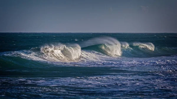 Piękny niebieski ocean wave — Zdjęcie stockowe