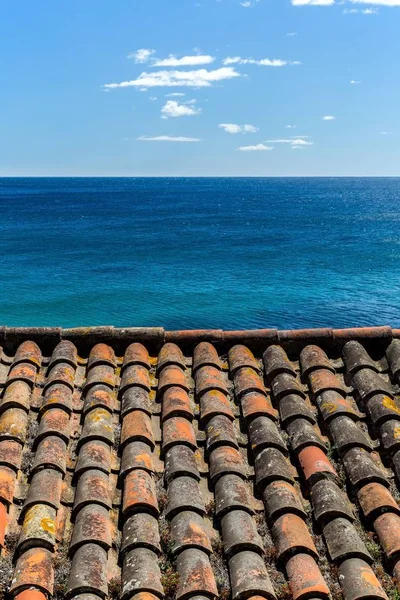 瓷砖屋顶和蓝色的大海 — 图库照片