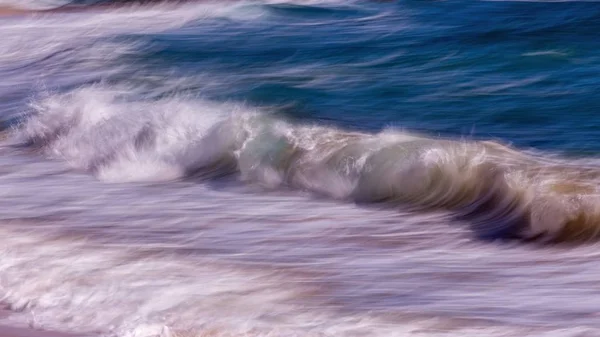Ondas de longa exposição no oceano — Fotografia de Stock