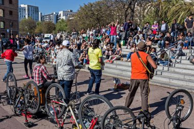 Sokak müzisyenleri için dinleme merdivenlerde oturan insanlar