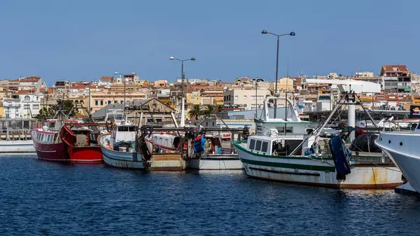 Pequeña ciudad en la Costa Brava (Palamos) de España, botas de pescador — Foto de Stock