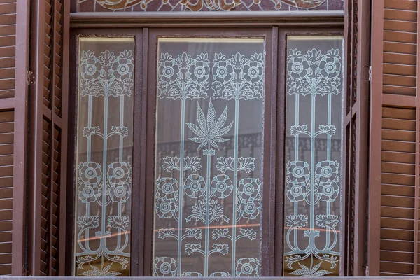 Ventana del Museo de la Marihuana y el Cáñamo, Barcelona, España — Foto de Stock