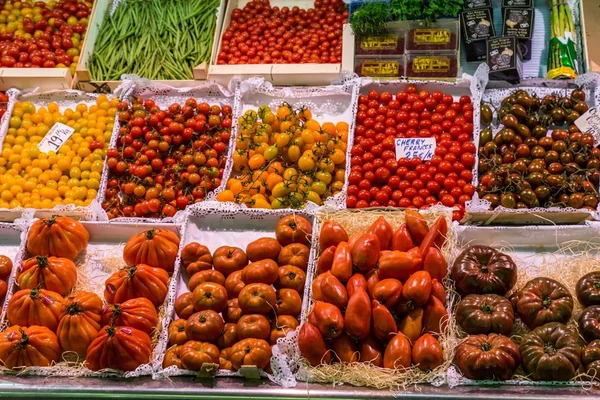 Famoso mercato La Boqueria con frutta e verdura a Barcellona — Foto Stock