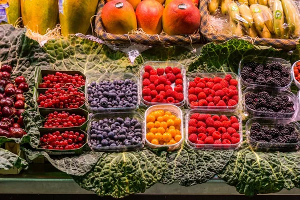 Famoso mercado de La Boquería con verduras y frutas en Barcelona — Foto de Stock